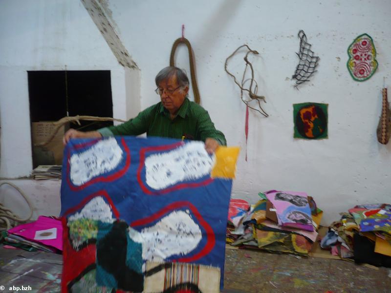 Claude Viallat dans son atelier à Nîmes