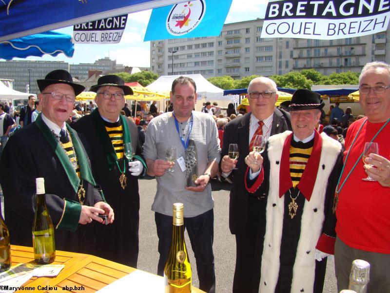 Les Chevaliers Bretvins devant le stand du vigneron gagnant du premier Triskell d'or.
De g. à dr. Yves Lainé, Alan Coraud, Olivier et Tessier, le gagnant du Triskell d'or avec son trophée, Michel Tizio, maire de la Commune libre du Bouffay, Jean-Marie Loré, grand maître des Bretvins, et un chevalier Bretvin “en civil”. Les Chevaliers Bretvins devant le stand du vigneron gagnant du premier Triskell d'or.
De g. à dr. Yves Lainé, Alan Coraud, Olivier et Tessier, le gagnant du Triskell d'or avec son trophée, Michel Tizio, maire de la Commune libre du Bouffay, Jean-Marie Loré, grand maître des Bretvins, et un chevalier Bretvin “en civil”.