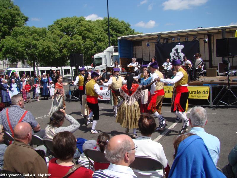 Quelques danses de Esbart Català de Dansaires. Tablée bretonne Nantes 2016. Quelques danses de Esbart Català de Dansaires. Tablée bretonne Nantes 2016.