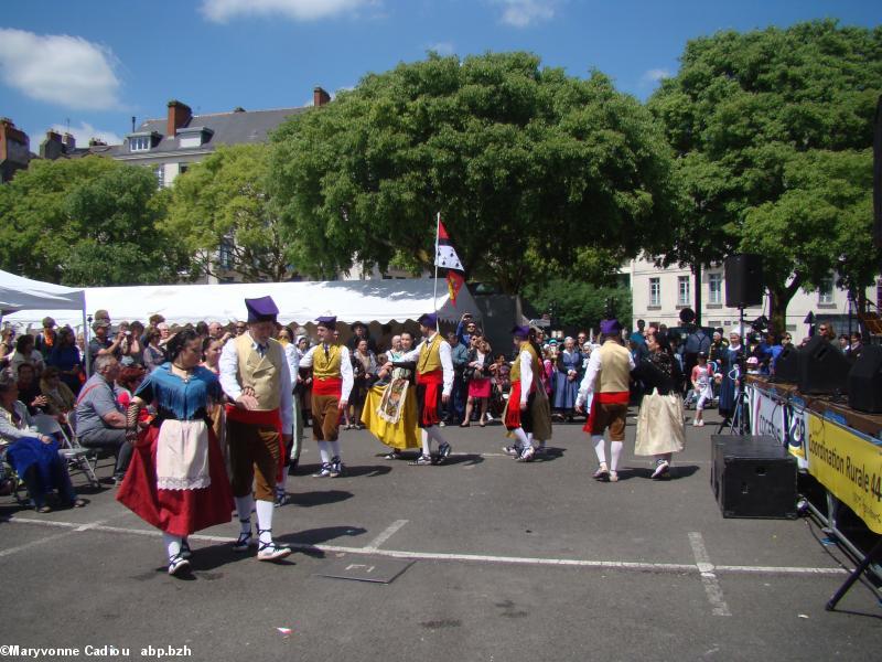 Quelques danses de Esbart Català de Dansaires. Tablée bretonne Nantes 2016. Quelques danses de Esbart Català de Dansaires. Tablée bretonne Nantes 2016.