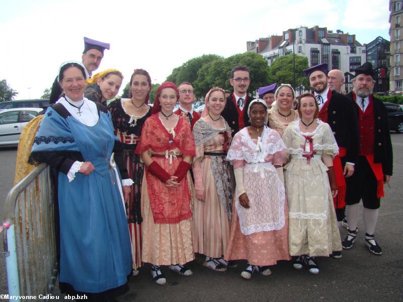 Sylvie Boisnard de Tréteau et Terroir dit adieu aux Catalans de Esbart Català de Dansaires. Tablée bretonne Nantes 2016. Sylvie Boisnard de Tréteau et Terroir dit adieu aux Catalans de Esbart Català de Dansaires. Tablée bretonne Nantes 2016.