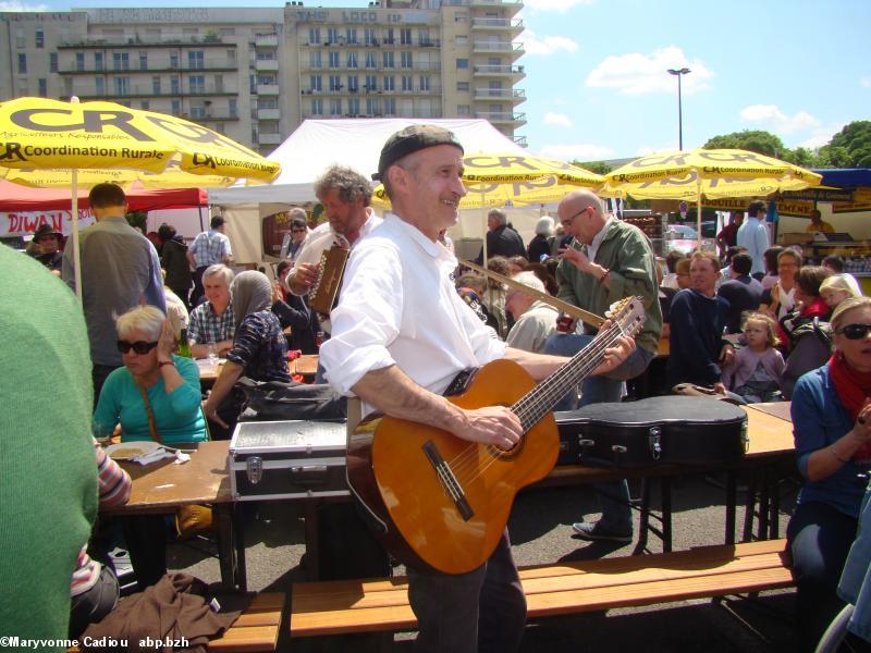 Le groupe Rêve de Mer et ses chants de marins à la Tablée bretonne 2016 à Nantes. Le groupe Rêve de Mer et ses chants de marins à la Tablée bretonne 2016 à Nantes.