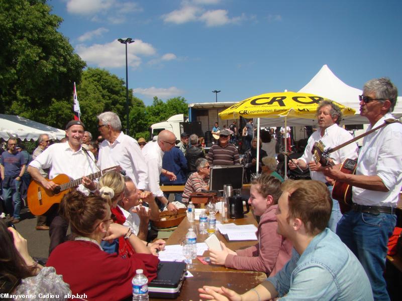 Le groupe Rêve de Mer et ses chants de marins à la Tablée bretonne 2016 à Nantes. Le groupe Rêve de Mer et ses chants de marins à la Tablée bretonne 2016 à Nantes.