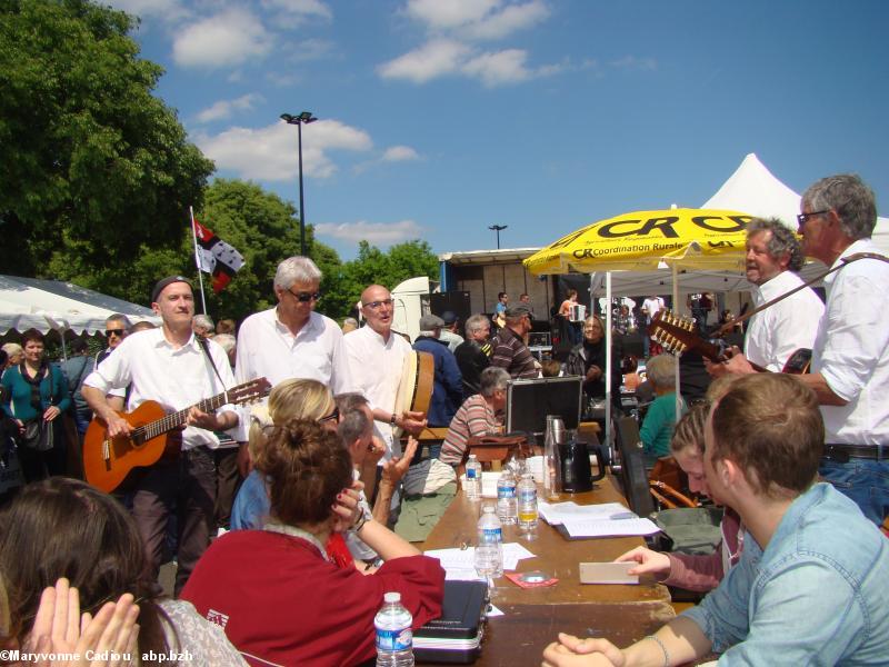 Le groupe Rêve de Mer et ses chants de marins à la Tablée bretonne 2016 à Nantes. Le groupe Rêve de Mer et ses chants de marins à la Tablée bretonne 2016 à Nantes.