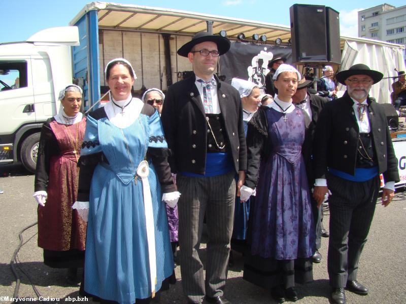 Les danseurs du groupe Tréteau et Terroir sur le départ pour leur première prestation. Tablée bretonne Nantes 2016. Les danseurs du groupe Tréteau et Terroir sur le départ pour leur première prestation. Tablée bretonne Nantes 2016.