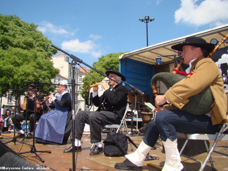 Les musiciens du groupe Tréteau et Terroir, la veuze au premier plan, puis bombarde et clarinette. Tablée bretonne Nantes 2016. Les musiciens du groupe Tréteau et Terroir, la veuze au premier plan, puis bombarde et clarinette. Tablée bretonne Nantes 2016.