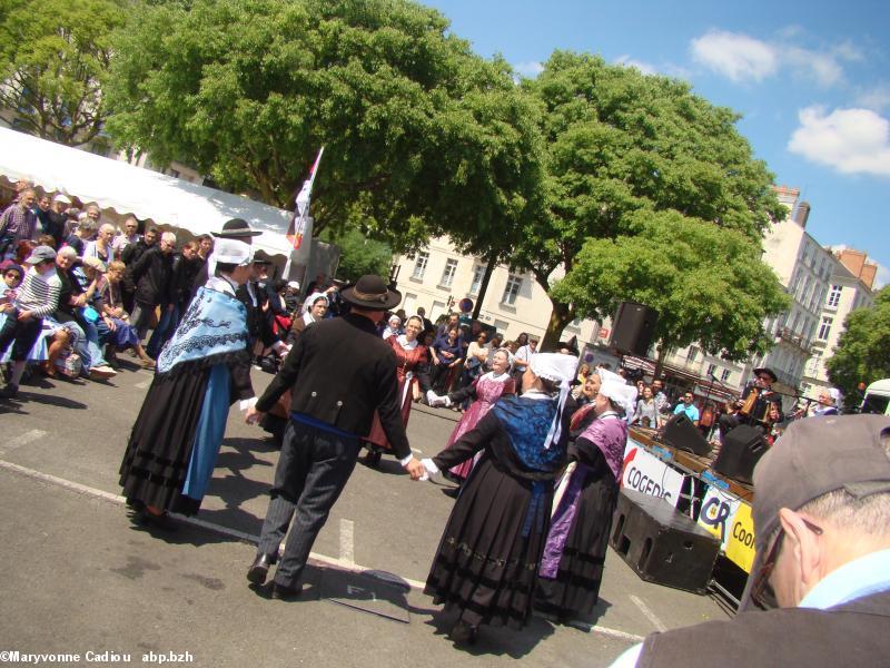 Quelques danses du groupe Tréteau et Terroir. Tablée bretonne Nantes 2016. Quelques danses du groupe Tréteau et Terroir. Tablée bretonne Nantes 2016.