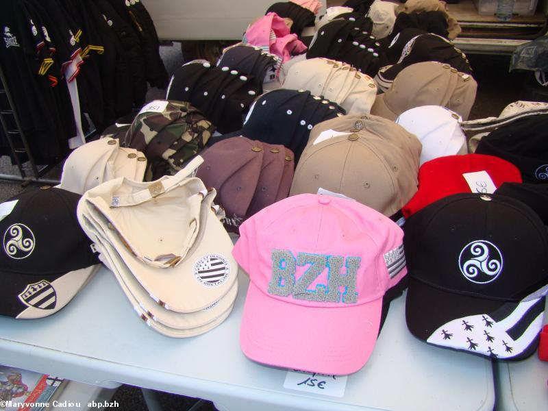 Le stand de Savbreizh, rayon casquettes. Tablée bretonne Nantes 2016. Le stand de Savbreizh, rayon casquettes. Tablée bretonne Nantes 2016.