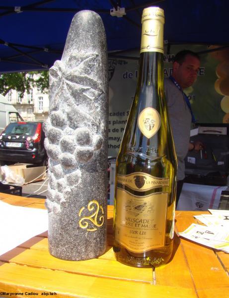 Le trophée du Triskell d'or, oeuvre de Philippe André, sculpteur de Fougères, et la bouteille qui le mérita. Tablée bretonne Nantes 2016. Le trophée du Triskell d'or, oeuvre de Philippe André, sculpteur de Fougères, et la bouteille qui le mérita. Tablée bretonne Nantes 2016.