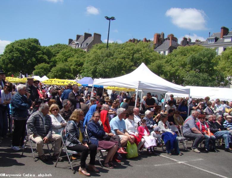 Vue générale du public devant la scène en début d'après-midi. Tablée bretonne Nantes 2016. Vue générale du public devant la scène en début d'après-midi. Tablée bretonne Nantes 2016.