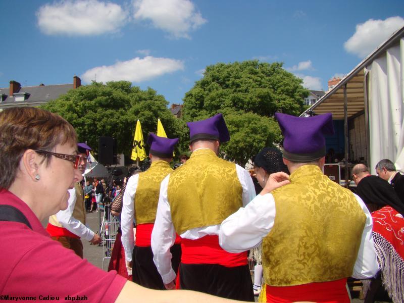 Entrée des Catalans de Esbart Català de Dansaires. Tablée bretonne Nantes 2016. Entrée des Catalans de Esbart Català de Dansaires. Tablée bretonne Nantes 2016.