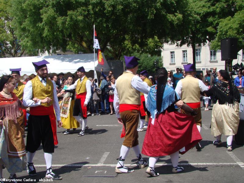 Quelques danses de Esbart Català de Dansaires. Tablée bretonne Nantes 2016. Quelques danses de Esbart Català de Dansaires. Tablée bretonne Nantes 2016.