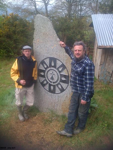 Le logo de MAB sur un granit de Huelgoat. Le sculpteur Marc Simon à gauche.