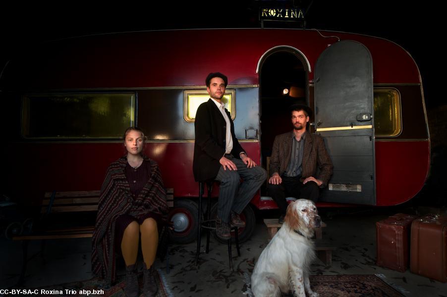 Les Roxina Trio devant leur caravane