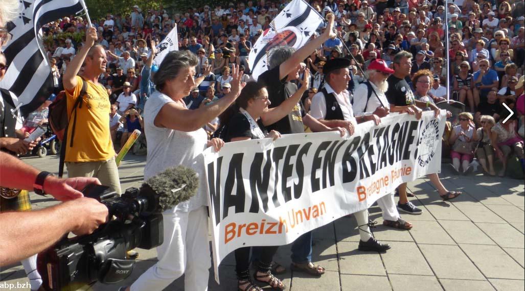 La banderole 'Nantes en Bretagne' lors de la grande parade 2016