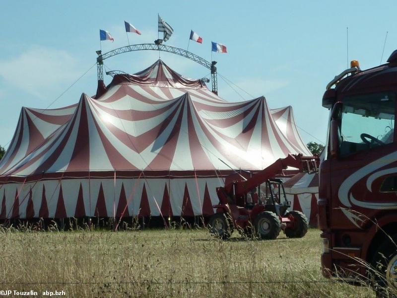 Le cirque Zavatta arbore le gwenn ha du à Guérande. Photo de J.P Touzalin, un Guérandais que nous remercions.