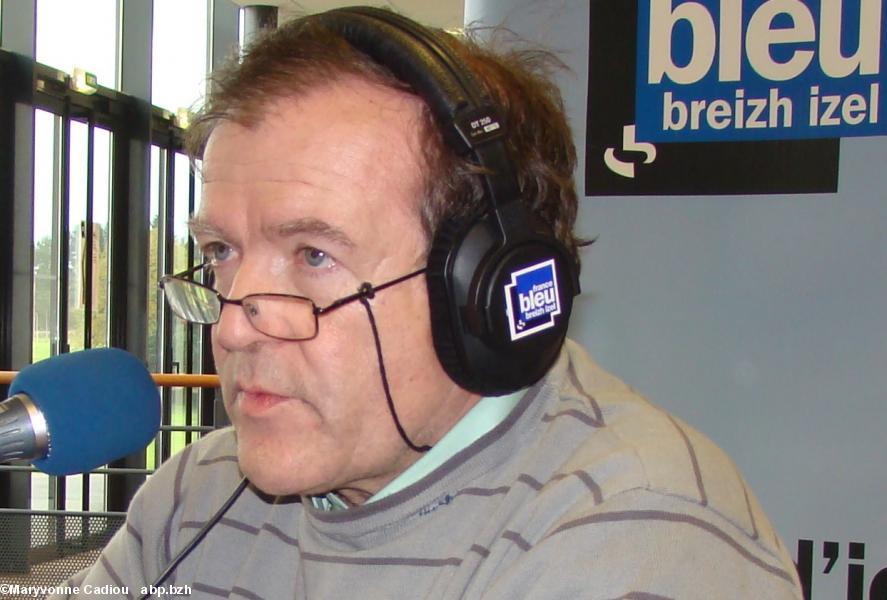 Martial Ménard e pennad-kaoz gant skingomz bleu Breizh Izel (Kemper) 'pad Saloñs al levrioù e Breizh, Karaez, 30 a viz Here 2010.