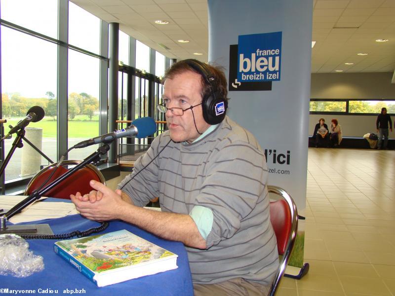 Martial Ménard en entretien sur Radio bleu Breizh Izel (Kemper) au salon du livre de Carhaix le 30 octobre 2010. Sur la table son livre Mon premier dictionnaire breton-français qui venait de paraître.