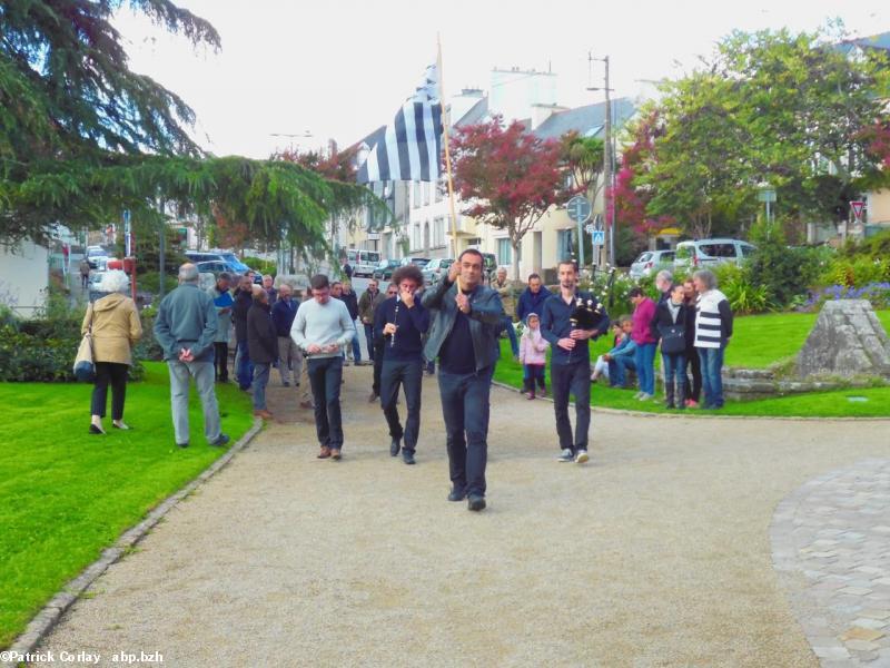 Yann-Kêl Kernalegenn, Kemper, 1er oct. 2016, 40 ans. Entrée au cimetière, Bertrand Deleon et les sonneurs. Yann-Kêl Kernalegenn, Kemper, 1er oct. 2016, 40 ans. Entrée au cimetière, Bertrand Deleon et les sonneurs.