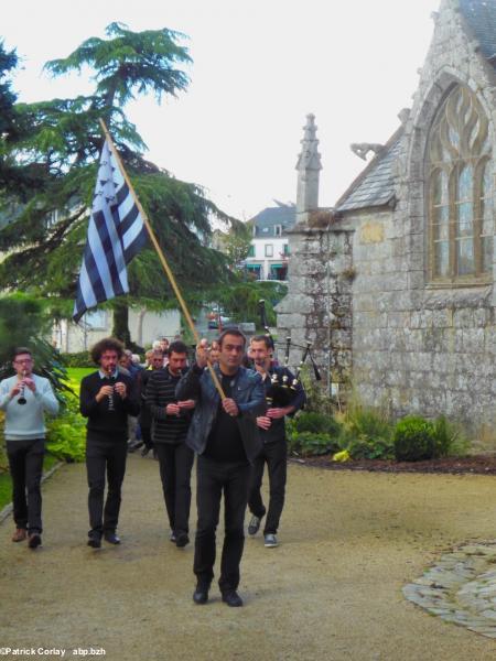 Yann-Kêl Kernalegenn, Kemper, 1er oct. 2016, 40 ans. Auprès d'église de La Trinité. Yann-Kêl Kernalegenn, Kemper, 1er oct. 2016, 40 ans. Auprès d'église de La Trinité.