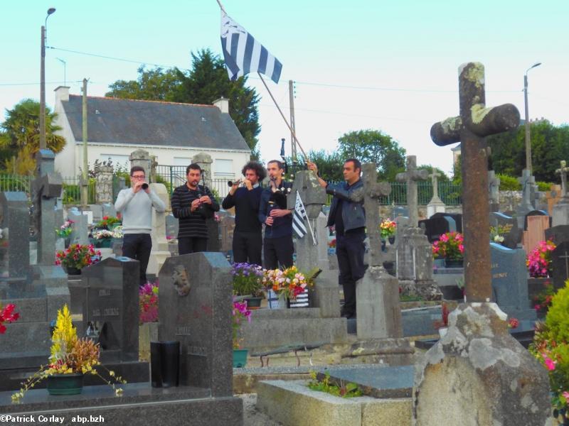 Yann-Kêl Kernalegenn, Kemper, 1er oct. 2016, 40 ans. Les sonneurs près de la tombe. Yann-Kêl Kernalegenn, Kemper, 1er oct. 2016, 40 ans. Les sonneurs près de la tombe.