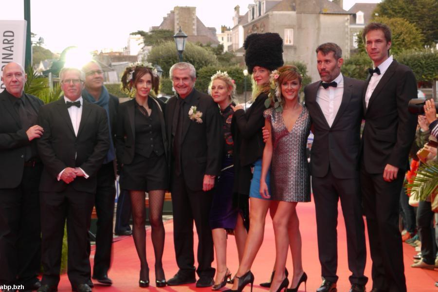 Jury de 27éme Festival du Films Britannique de Dinard: de la gauche : Colin Vaines, Phil Davis, Eric Lagesse, Anne Parillaud, Claude Lelouch, Florence Thomassin, Julie Ferrier , Victoria Bedos, Jalil Lespert, James D'Arcy