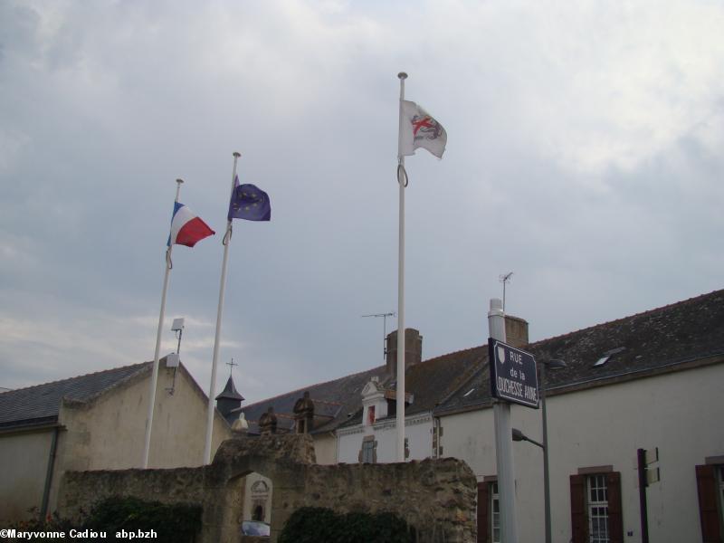 29- Devant la mairie du Croisic, pas de drapeau breton.