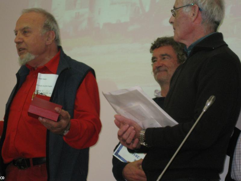 Remise du Prix Angèle-vannier à Gérard Cléry. A ses côtés, Guy Allix premier finaliste.