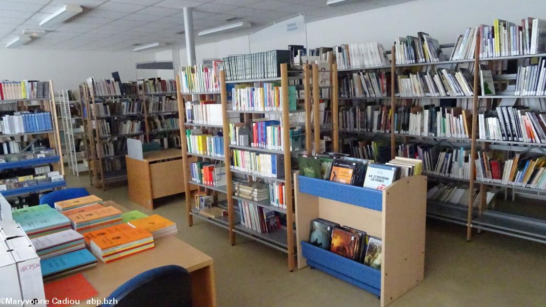 La bibliothèque de l'Institut culturel de Bretagne à Ti ar Vro Bro Gwened. La bibliothèque de l'Institut culturel de Bretagne à Ti ar Vro Bro Gwened.