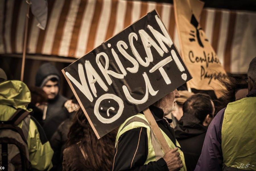 Manifestation contre les mines en Bretagne. Rond point de Berlouze, Uzel, le 15 octobre, 2016.