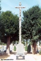 "Croix des bretons" édifiée dans le cimetière de Conlie. Y sont inscrits tous les noms des morts de la 17re Armée de Bretagne, ainsi que le carré.
