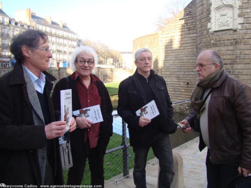 6 mars 2012 devant le château des ducs de Bretagne à Nantes, Marc Le Duc s'entretient avec J.-J. Monnier et O. Caillebot, en compagnie de J.-L. Jossic.