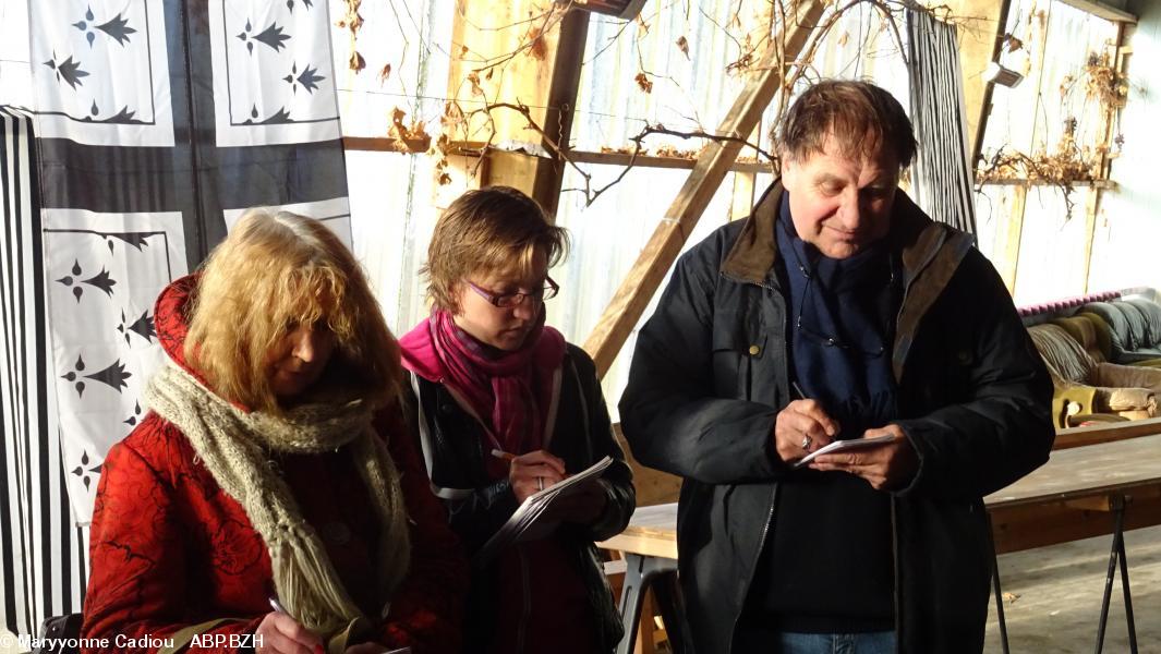 12- La presse locale. Les dames pour Ouest France et Le Télégramme, le monsieur pour l'Écho d'Armor et d'Argoat. 12- La presse locale. Les dames pour Ouest France et Le Télégramme, le monsieur pour l'Écho d'Armor et d'Argoat.