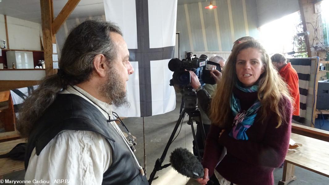 14- Ne pas se mettre dans le champ de la caméra des journalistes Professionnels... 14- Ne pas se mettre dans le champ de la caméra des journalistes Professionnels...