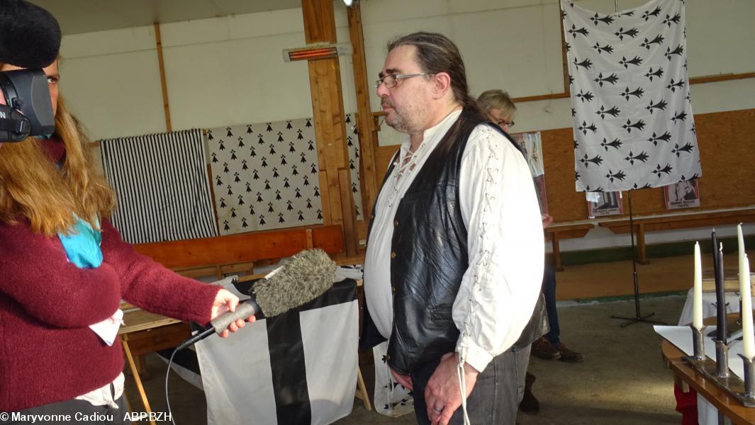 16- France 3 interviewe Yann-Kez Gaultier dont la séquence ne passera pas aux infos du soir. 16- France 3 interviewe Yann-Kez Gaultier dont la séquence ne passera pas aux infos du soir.