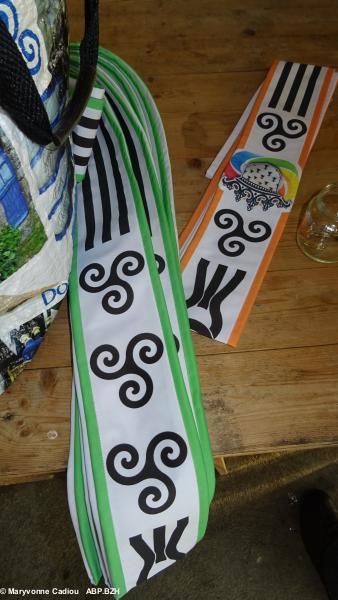 21- Odile et Antoinette, que l'on verra sur d'autres photos, en 'habilleuses', préparent les écharpes. 21- Odile et Antoinette, que l'on verra sur d'autres photos, en 'habilleuses', préparent les écharpes.