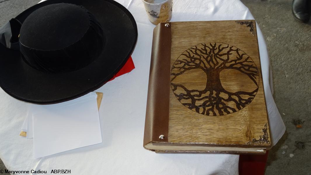 24- Le Livre des Cycles parlementaires pour les signatures. Reliure de ? 24- Le Livre des Cycles parlementaires pour les signatures. Reliure de ?