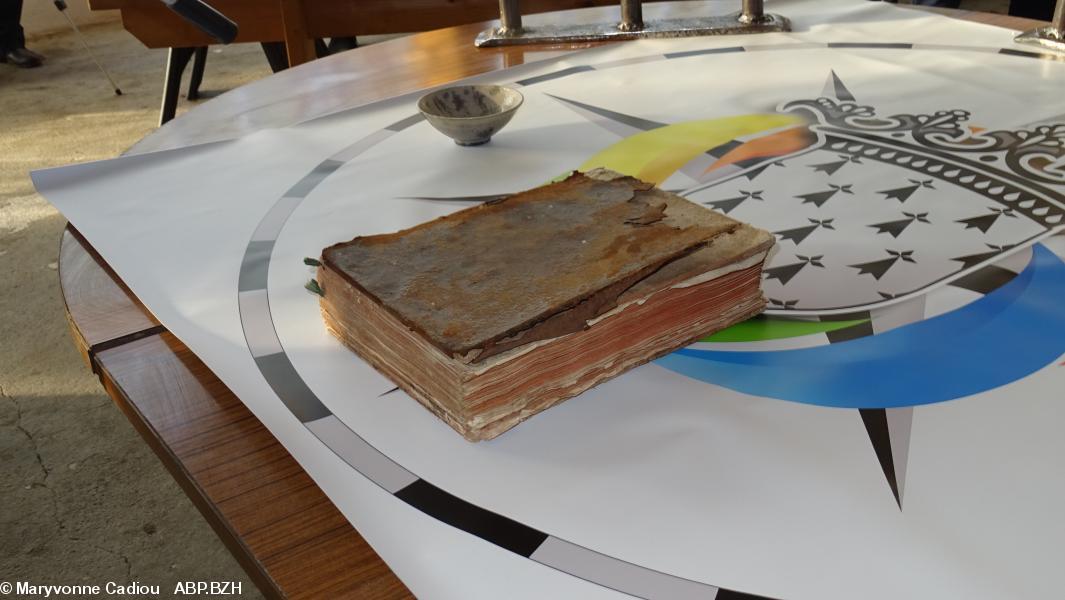 27- Prend aussi place sur la table le livre des serments. 27- Prend aussi place sur la table le livre des serments.