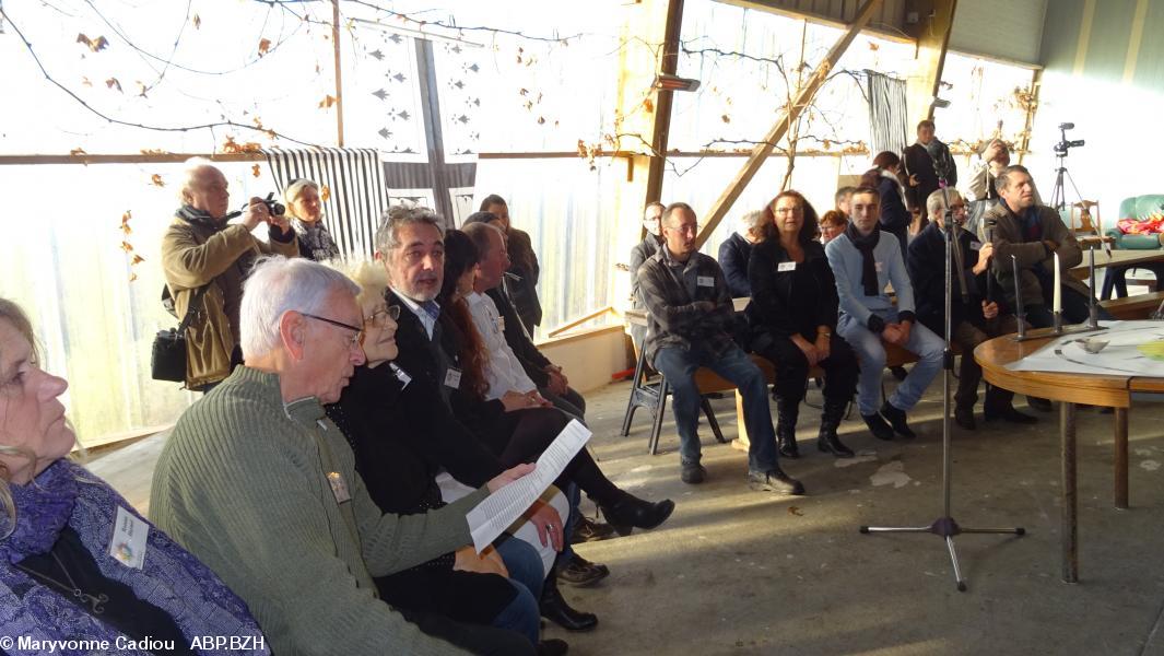 28- Attente. André Corlay relit le texte du serment. 28- Attente. André Corlay relit le texte du serment.