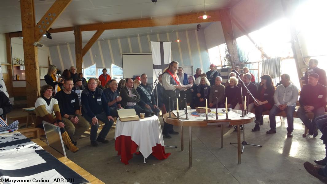 32- Attente. Jean-Loup Le Cuff vérifie que tout est en place, dont les feuilles du serment à signer par chacun. 32- Attente. Jean-Loup Le Cuff vérifie que tout est en place, dont les feuilles du serment à signer par chacun.