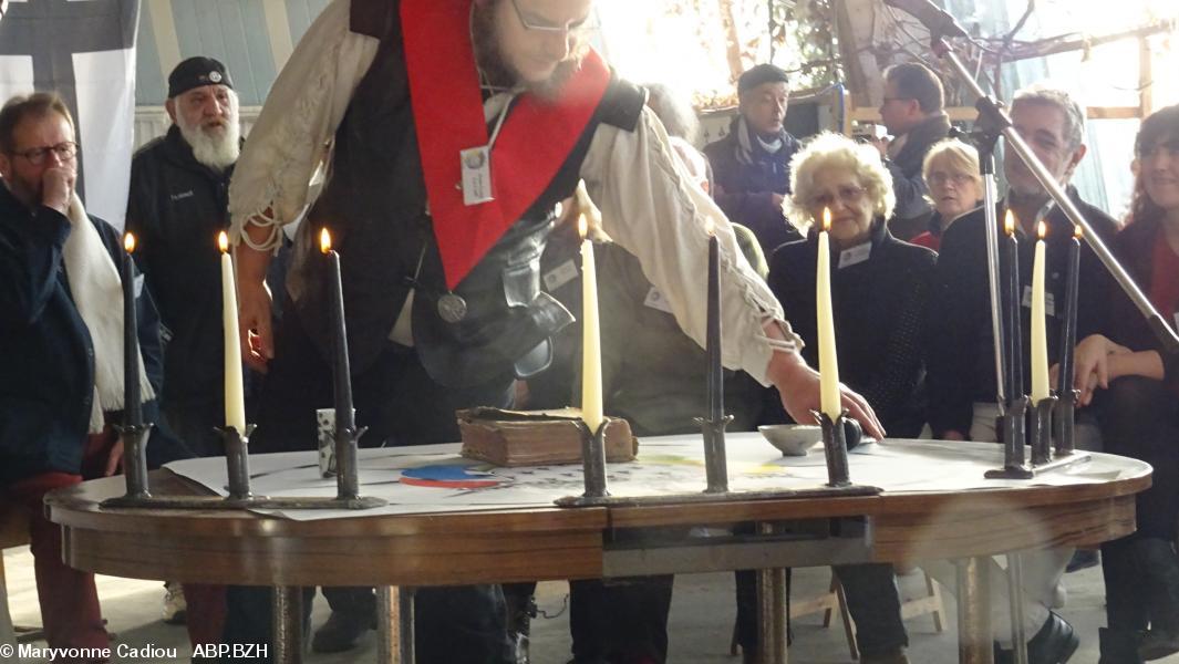 33- Le sel de Guérande est bien dans la coupelle. Les chandelles sont allumées (16 h 30) 33- Le sel de Guérande est bien dans la coupelle. Les chandelles sont allumées (16 h 30)