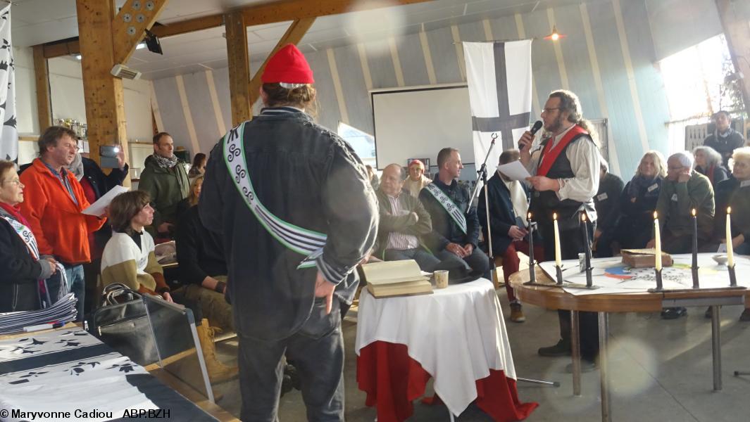 34- Lecture et traductions du texte du serment. De dos Fañch Dupuis (breton), en rouge Jo Baron (gallo). 34- Lecture et traductions du texte du serment. De dos Fañch Dupuis (breton), en rouge Jo Baron (gallo).