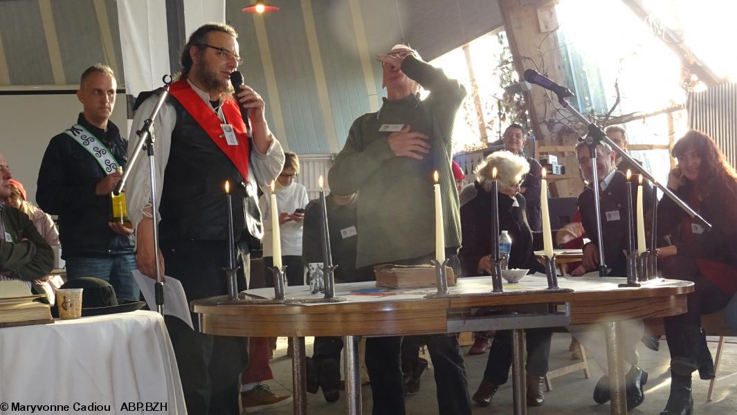 37- André Corlay, premier parlementaire nommé, et le rite du sel. 37- André Corlay, premier parlementaire nommé, et le rite du sel.