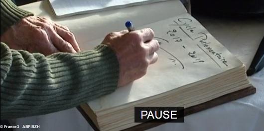 39- André Corlay signe le Livre des Cycles parlementaires. Copie d'écran du reportage de France 3. 39- André Corlay signe le Livre des Cycles parlementaires. Copie d'écran du reportage de France 3.