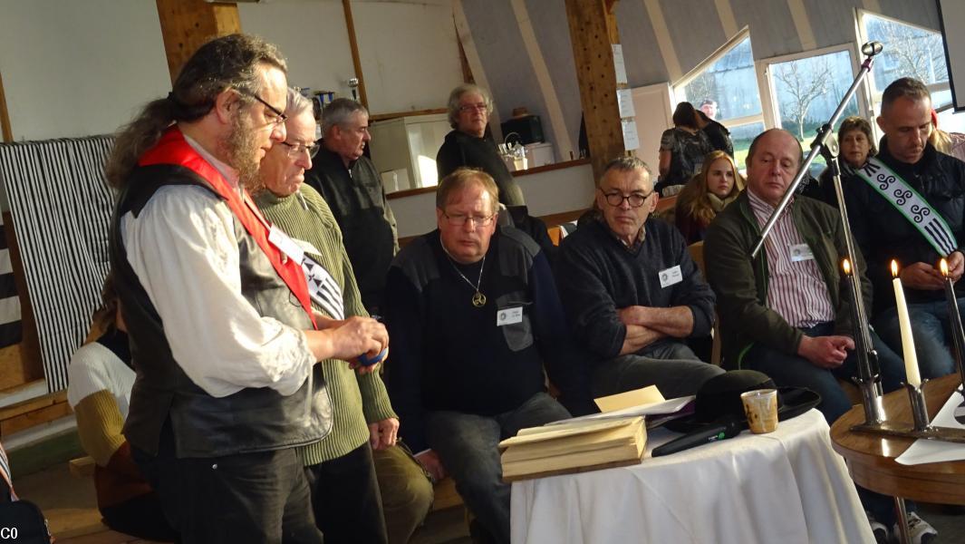 40- JLLC s'apprête à apposer le tampon sur la feuille d'André Corlay. À son expression, André doit mesurer intérieurement l'importance de l'action qu'il vient de faire... 40- JLLC s'apprête à apposer le tampon sur la feuille d'André Corlay. À son expression, André doit mesurer intérieurement l'importance de l'action qu'il vient de faire...