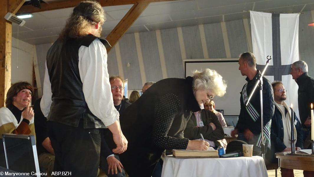 43- Gwenn Le Goarnig signe. 43- Gwenn Le Goarnig signe.