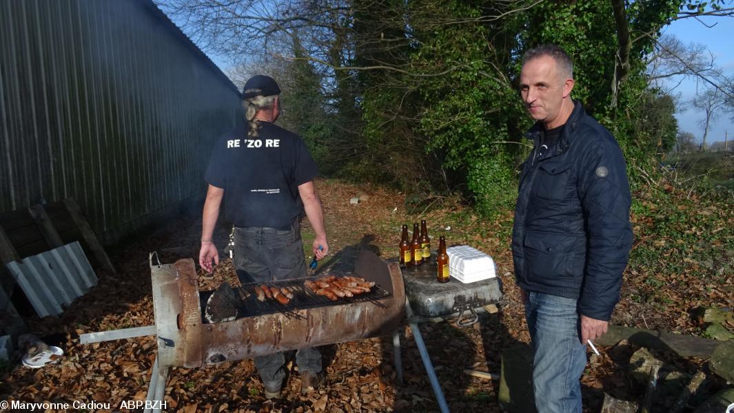 5- Le barbecue est en action, verso du t-shirt. 5- Le barbecue est en action, verso du t-shirt.