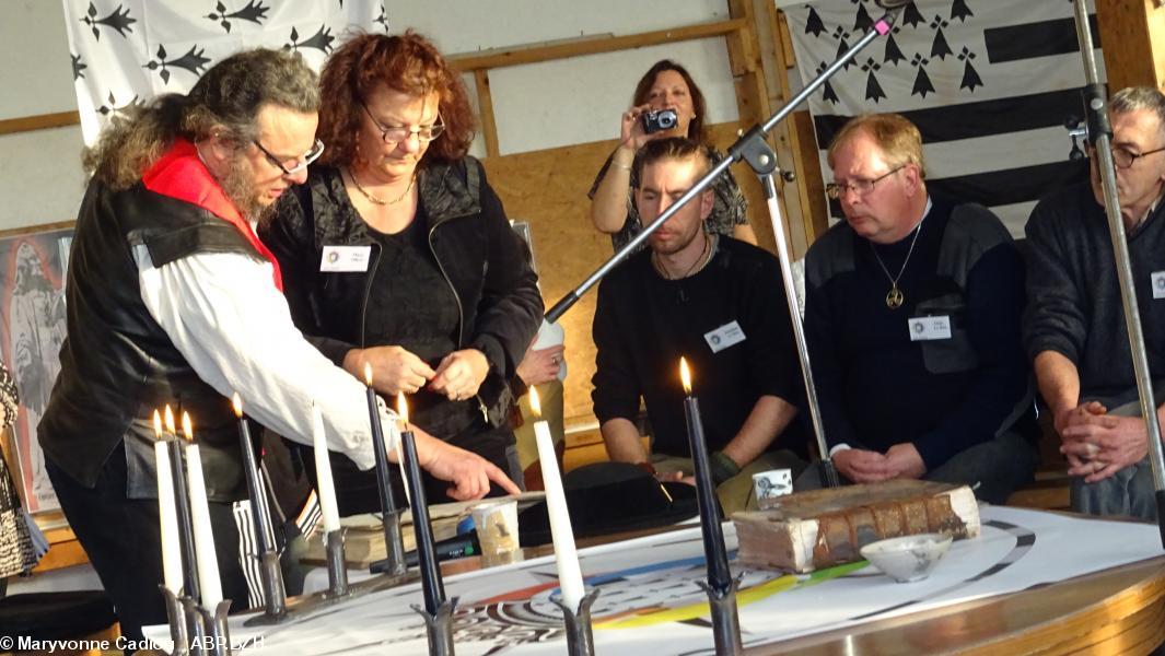 49- Mary Olivo va signer. 49- Mary Olivo va signer.