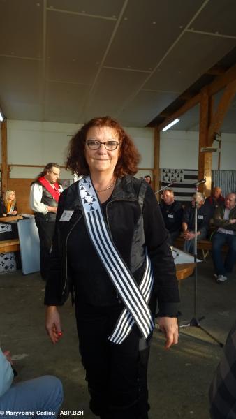50- Mary Olivo a revêtu son écharpe de Parlementaire. 50- Mary Olivo a revêtu son écharpe de Parlementaire.