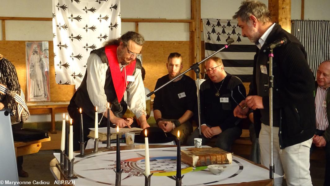 51- Jean-Marc Furon, en arrière plan : Le Bris fils et père. 51- Jean-Marc Furon, en arrière plan : Le Bris fils et père.